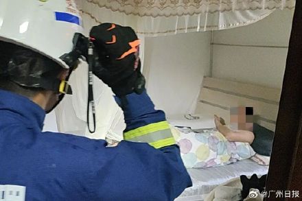 破门后妻子发现失联多日丈夫在酣睡 破门后妻子发现失联多日丈夫在酣睡