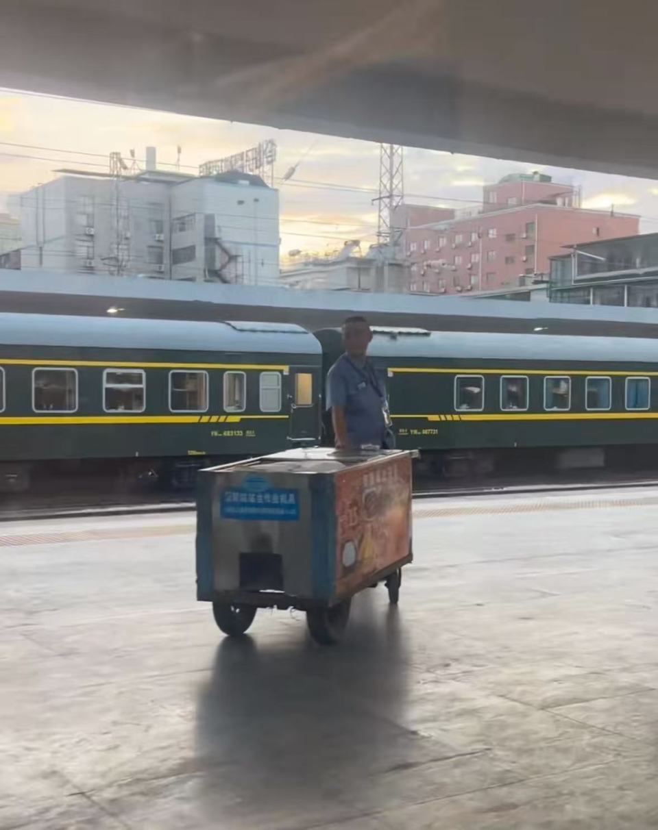 “好吃到当成特产带回家的程度！”湖南火车站站台15元盒饭又火了，网友：全国天花板