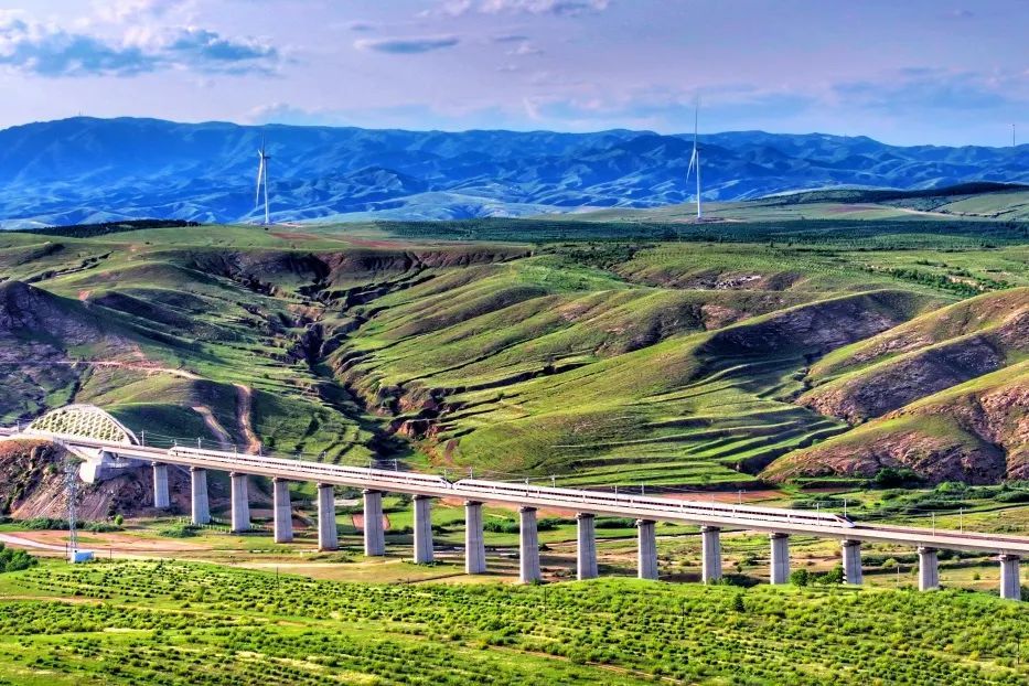 壁纸来袭！看火车行驶在草原“画廊”