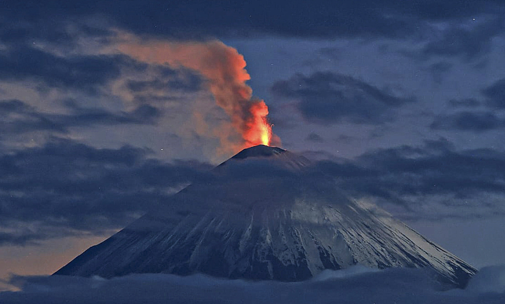 堪察加半岛克柳切夫火山喷发最新图片公布，火山灰柱高达1万米