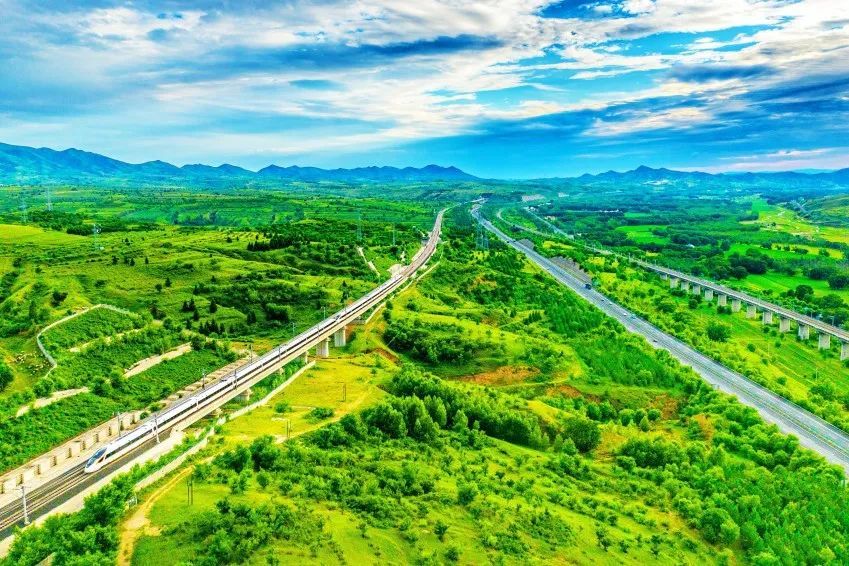 壁纸来袭！看火车行驶在草原“画廊”