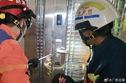 破门后妻子发现失联多日丈夫在酣睡 破门后妻子发现失联多日丈夫在酣睡