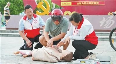 夫妻“急救地摊”8年教会10万人！网友：希望全国推广