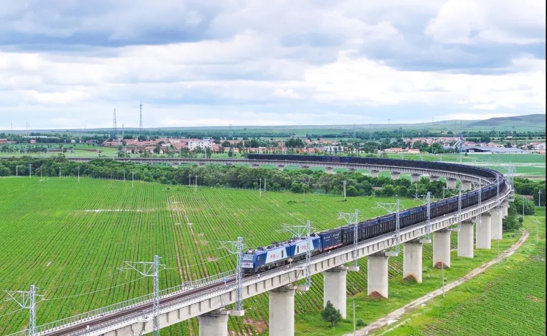 壁纸来袭！看火车行驶在草原“画廊”
