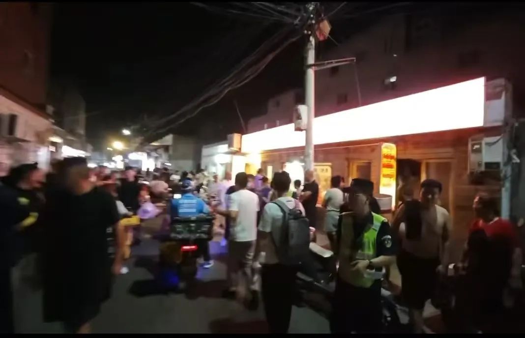 北京一夜市发生火灾？报警人被110带走