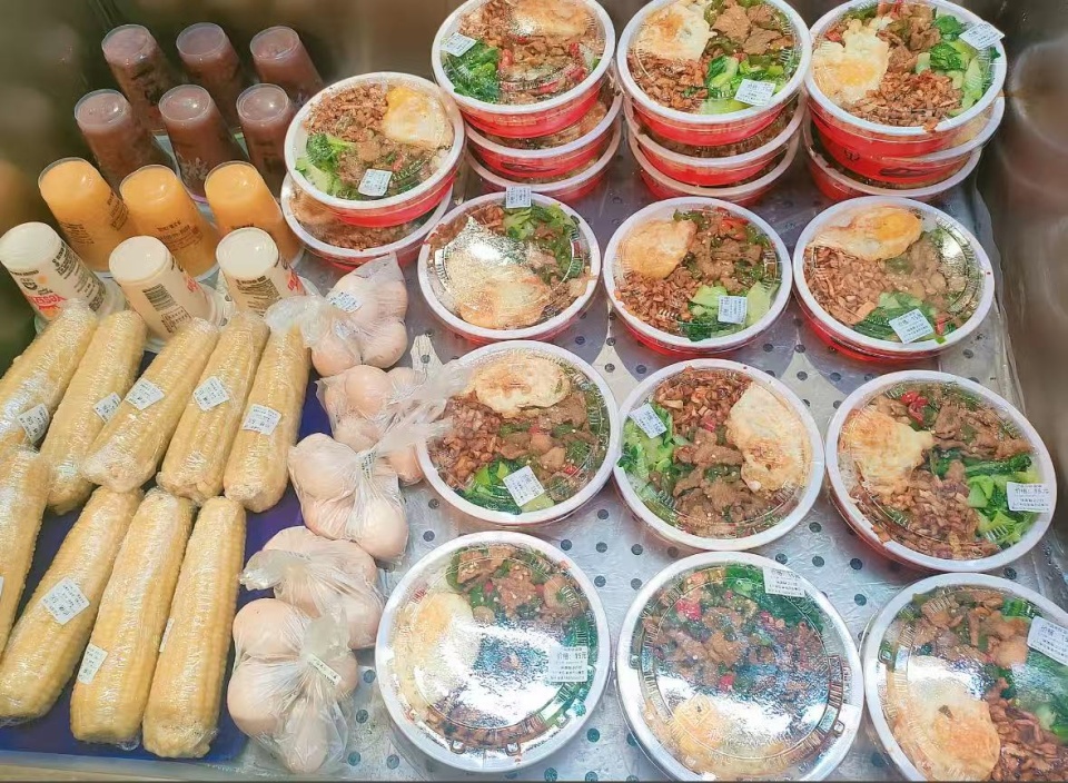 “好吃到当成特产带回家的程度！”湖南火车站站台15元盒饭又火了，网友：全国天花板