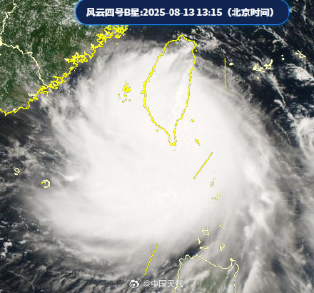 台风“杨柳”翻过台湾中央山脉 将以较强强度再登闽粤沿海