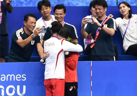 赞！体育赛场从不缺友爱画面