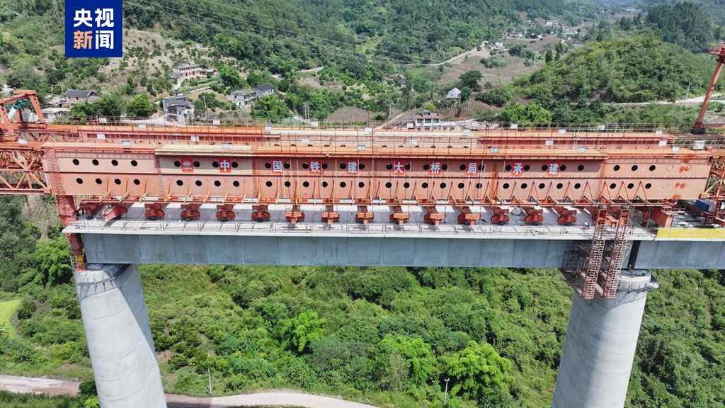 现场“拼积木” 新渝万高铁新桥双线特大桥今合龙 现场“拼积木” 新渝万高铁新桥双线特大桥今合龙
