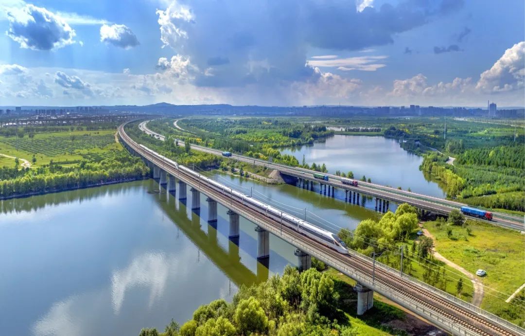 壁纸来袭！看火车行驶在草原“画廊”
