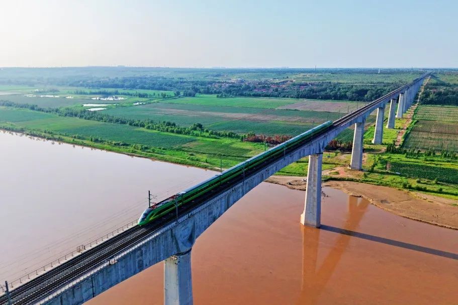 壁纸来袭！看火车行驶在草原“画廊”