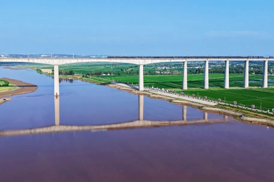 壁纸来袭！看火车行驶在草原“画廊”