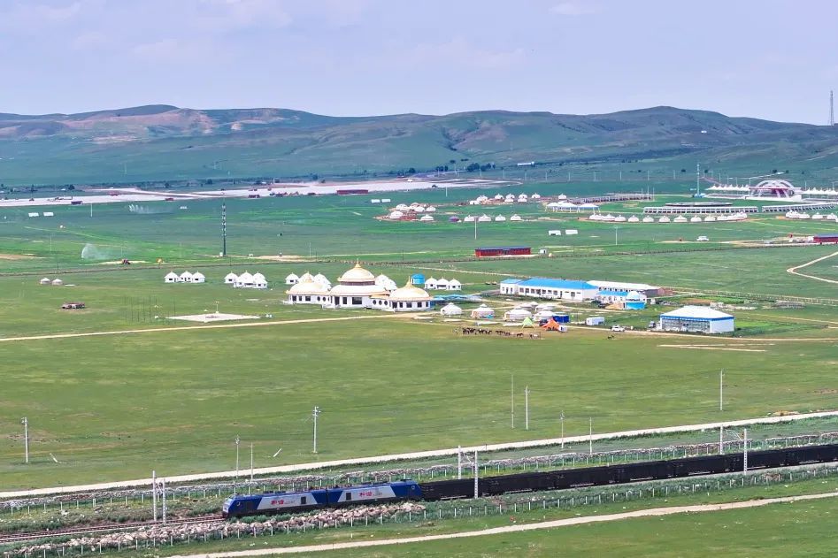 壁纸来袭！看火车行驶在草原“画廊”