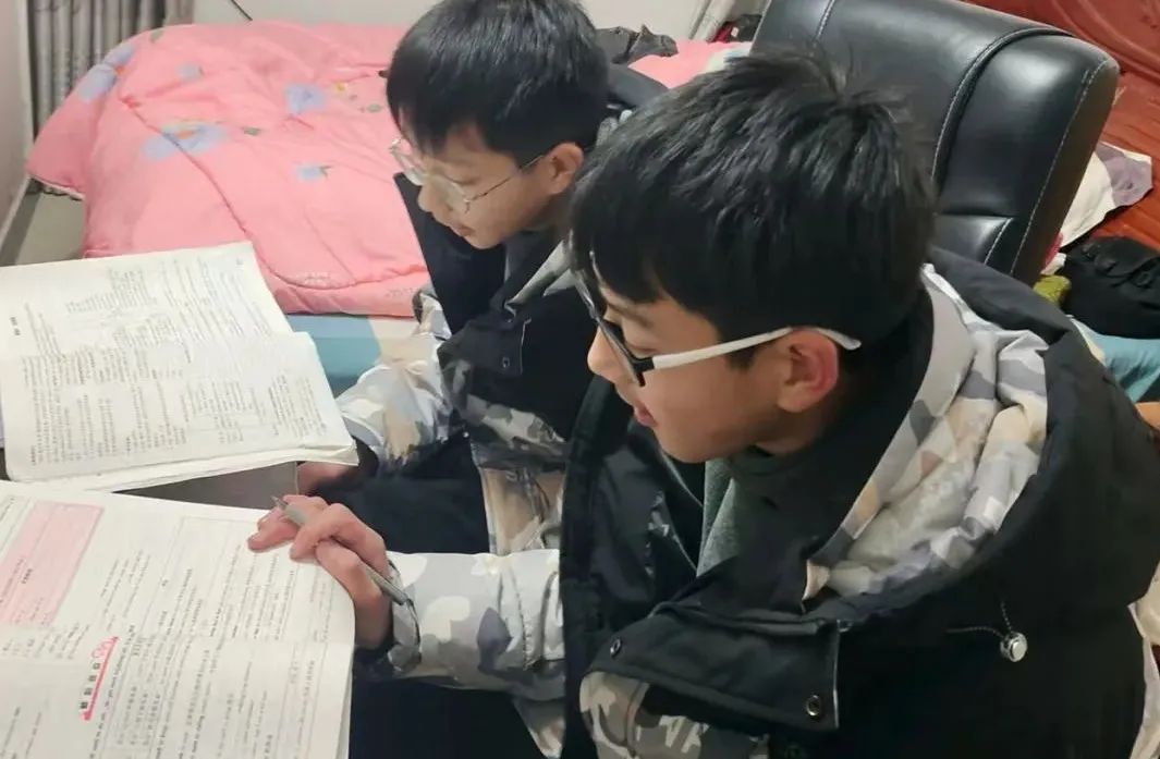 神同步！双胞胎同分考上哈工大，父亲：小升初也同分