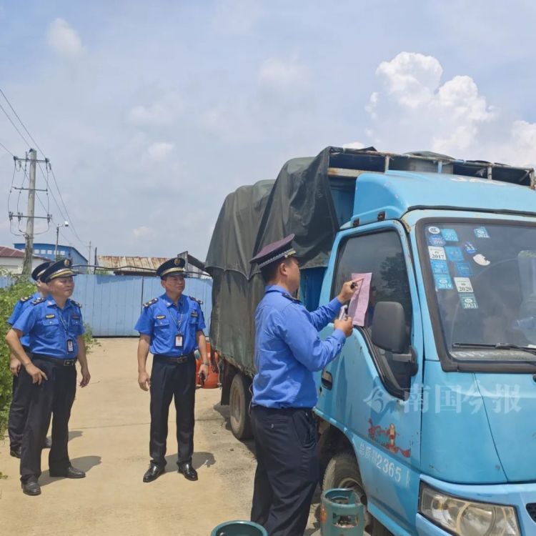 柳州路边停着一辆盖得严严实实的车，有人看了一眼立即举报！