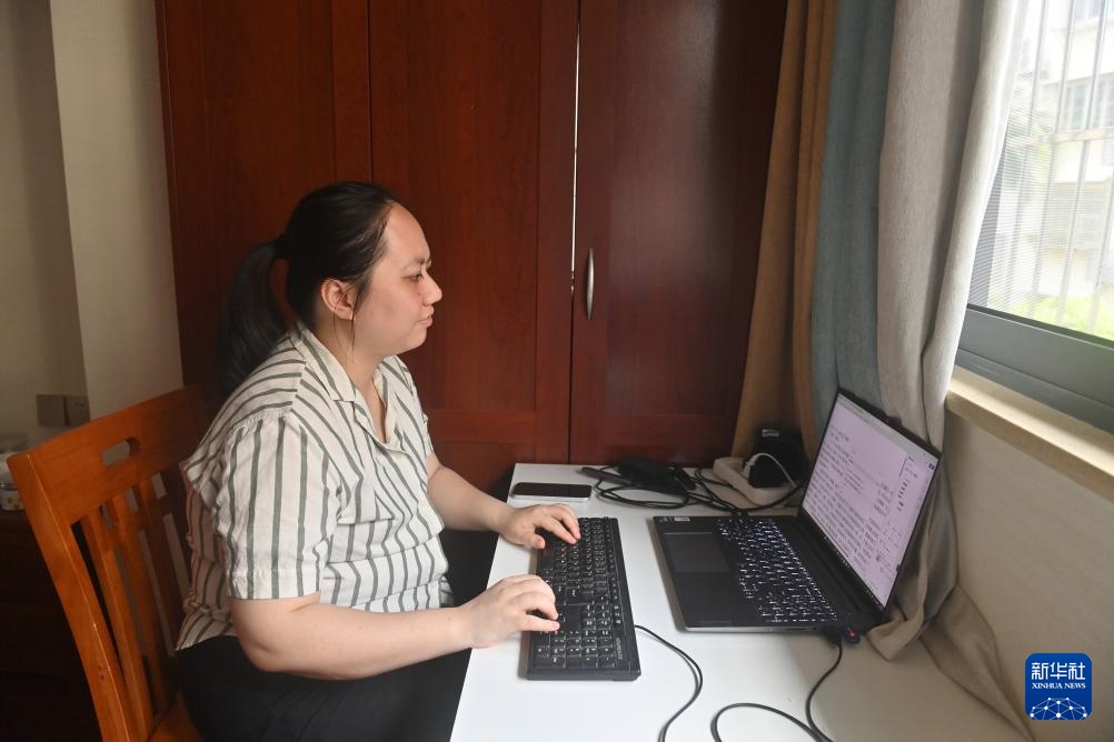 图片故事丨“95后”视障作家李莹：“把敲下的每一个文字都当成我驰骋远方的脚步”