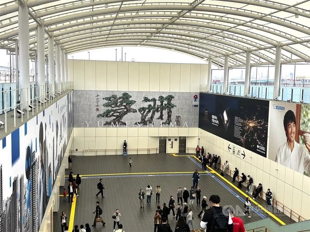 日本大阪地铁瘫痪3万人困世博会场，游客在窗户上写“救命”