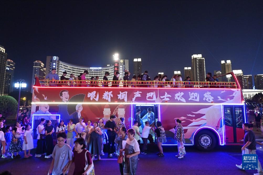 在欢声笑语中开行的“相声巴士”