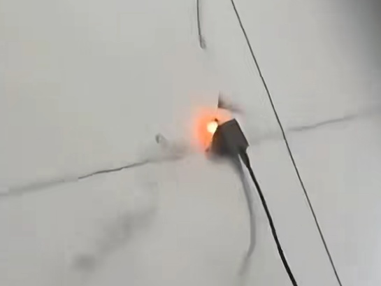 差一点家没了!男子睡前充电,亲眼目睹着火瞬间...... 差一点家没了!男子睡前充电,亲眼目睹着火瞬间......