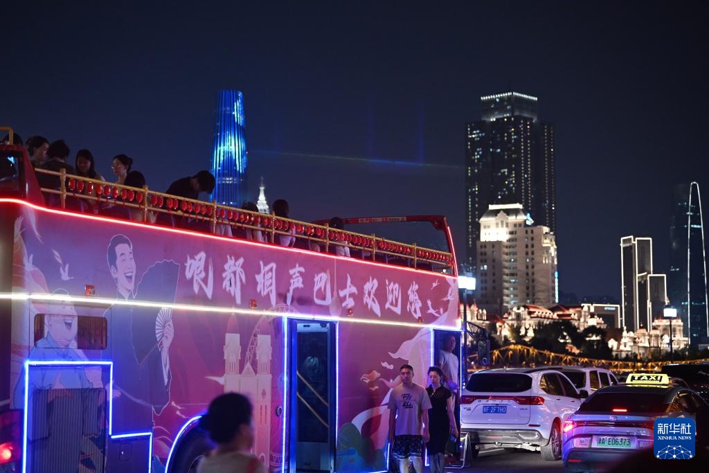 在欢声笑语中开行的“相声巴士”