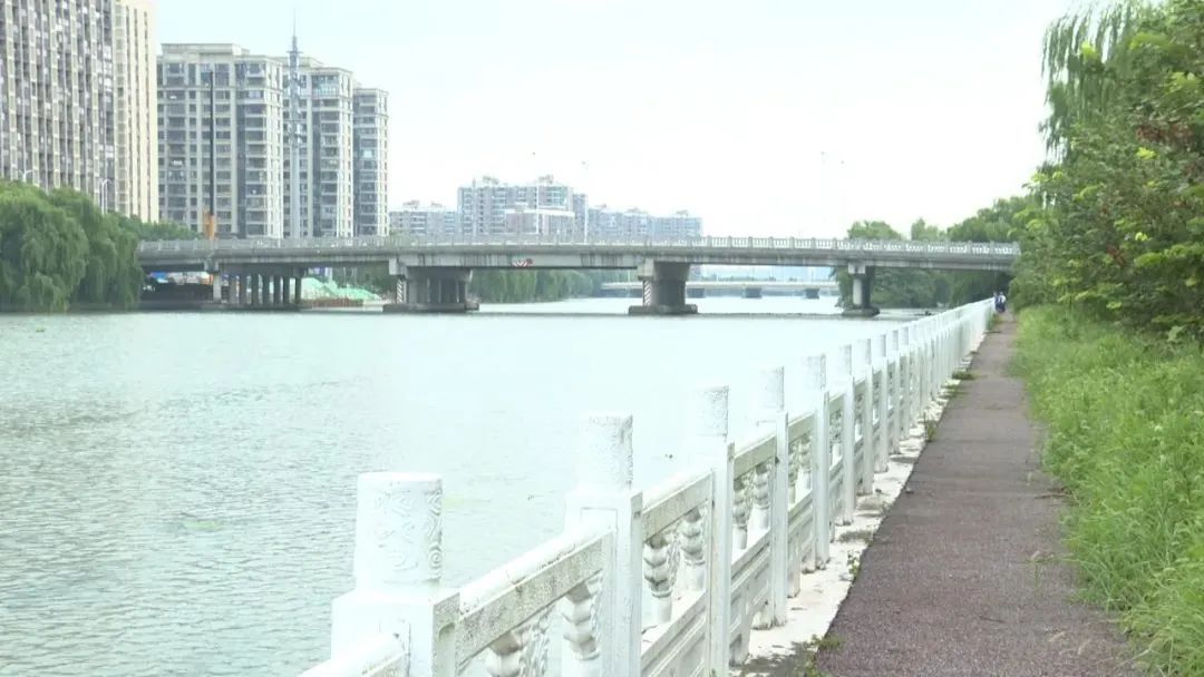 情况危急！三名14岁学生和一名42岁工人，先后跳入河中救人