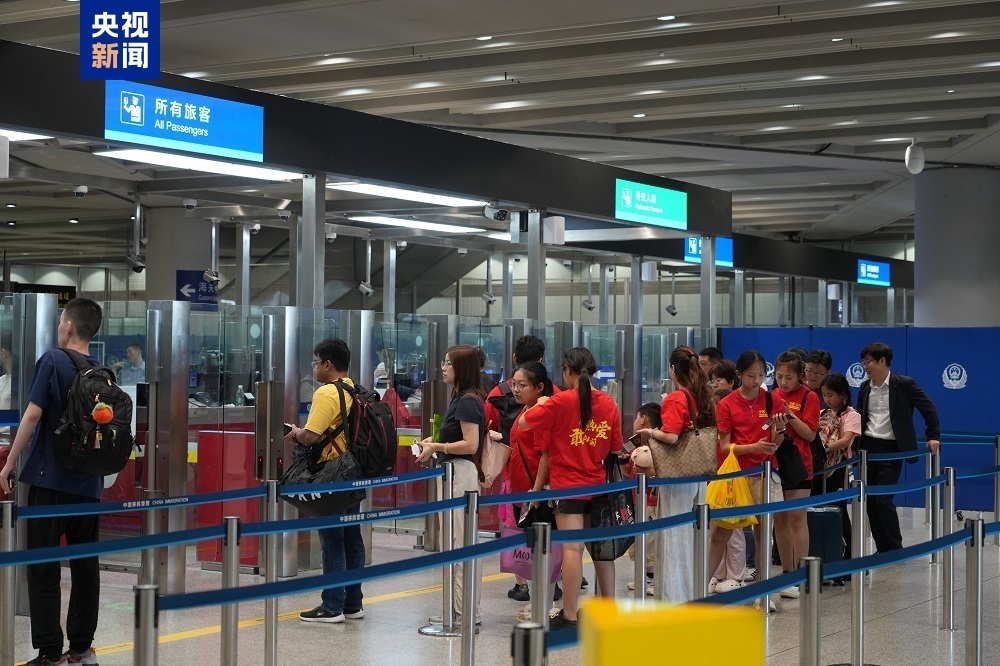 今年出入境人员破1300万人次!北京口岸迎暑期出入境高峰 今年出入境人员破1300万人次!北京口岸迎暑期出入境高峰