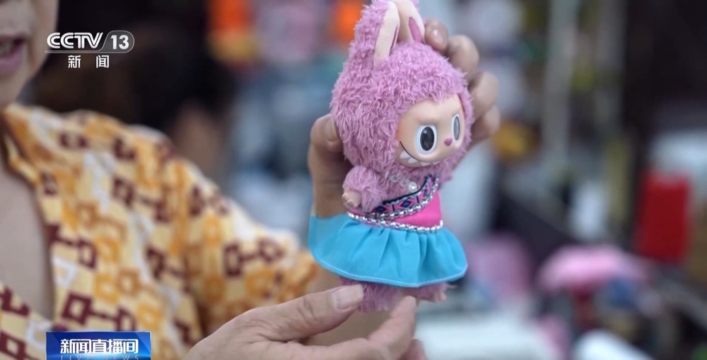 “娃衣”走俏 小玩偶穿出了大市场
