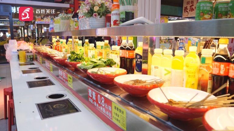 贵阳一女子吃火锅，蘸料碗里活蛆蠕动当场抠吐，商家态度敷衍：这是蛋白质！