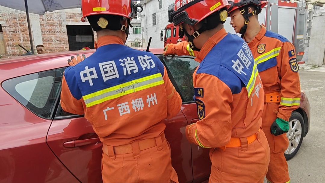 幼童被锁密闭车内满头大汗、脸颊通红……妈妈急得车旁徘徊