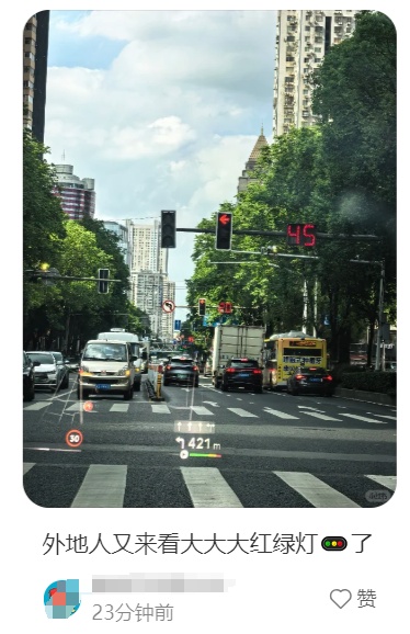 南京的红绿灯,又火了! 南京的红绿灯,又火了!