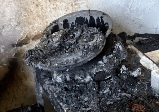 保温4小时,米饭变黑炭…… 保温4小时,米饭变黑炭……