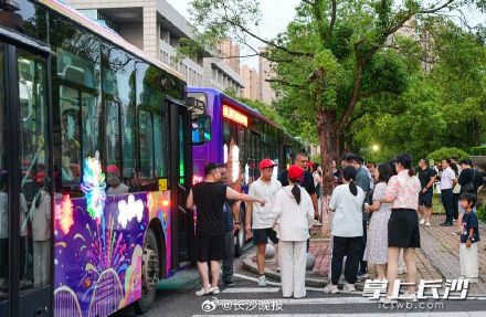 浏阳烟花夜巴士上线 浏阳烟花夜巴士上线