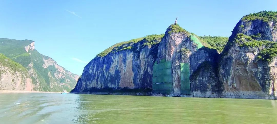 保护10元人民币上的风景,他们在悬崖边搭建50层楼高脚手架 保护10元人民币上的风景,他们在悬崖边搭建50层楼高脚手架