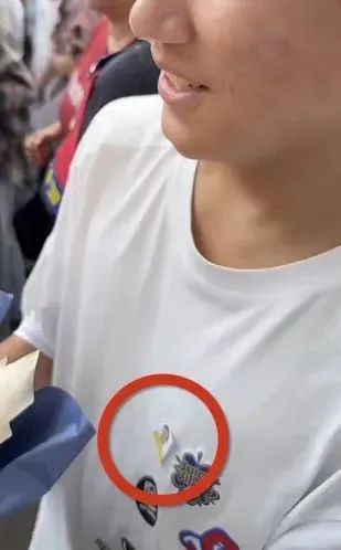 带妈妈照片进考场的少年,传来好消息! 带妈妈照片进考场的少年,传来好消息!