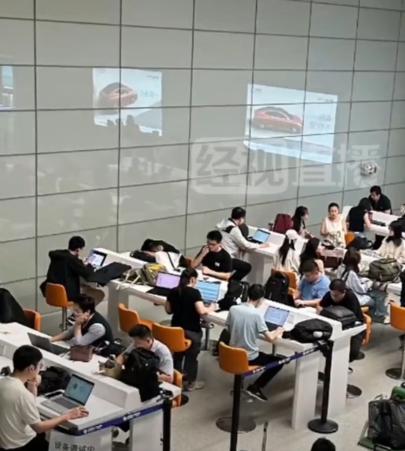 上海虹桥机场登机口被调侃“班味好重”，回应→