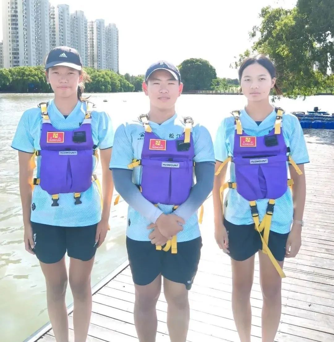 情况危急！三名14岁学生和一名42岁工人，先后跳入河中救人