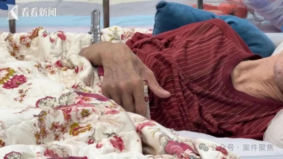 上海61岁老伯娶小16岁妻子，结婚当天被送进急诊！仅1年半卡里110万仅剩42元