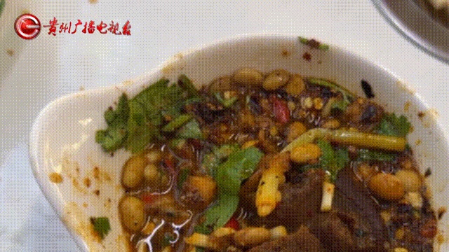 贵阳一女子吃火锅，蘸料碗里活蛆蠕动当场抠吐，商家态度敷衍：这是蛋白质！
