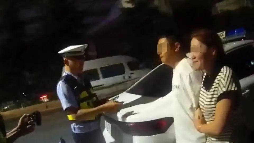 贵阳一对夫妻醉驾双双被查，面对交警竟还比“耶”？声称“压力太大了…”