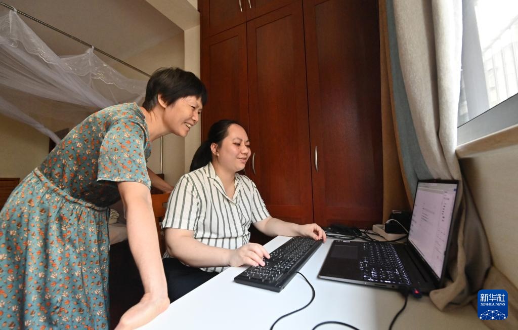 图片故事丨“95后”视障作家李莹：“把敲下的每一个文字都当成我驰骋远方的脚步”