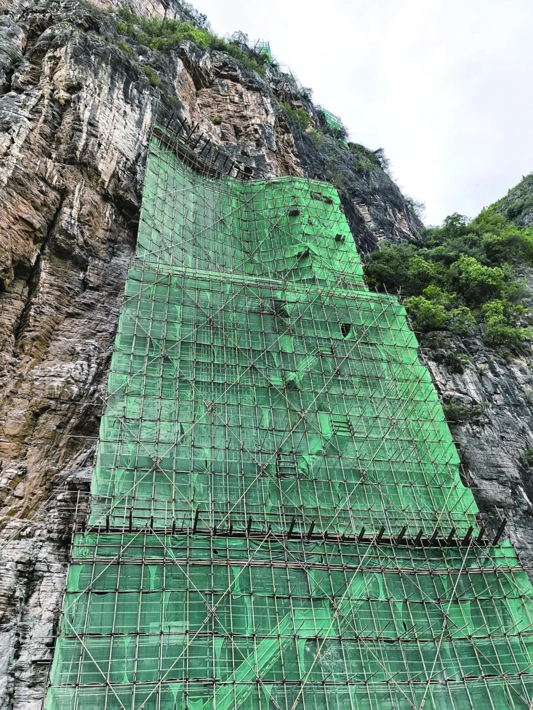 保护10元人民币上的风景,他们在悬崖边搭建50层楼高脚手架 保护10元人民币上的风景,他们在悬崖边搭建50层楼高脚手架