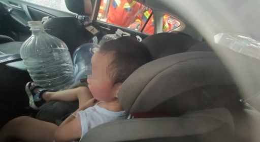 幼童被锁密闭车内满头大汗、脸颊通红……妈妈急得车旁徘徊