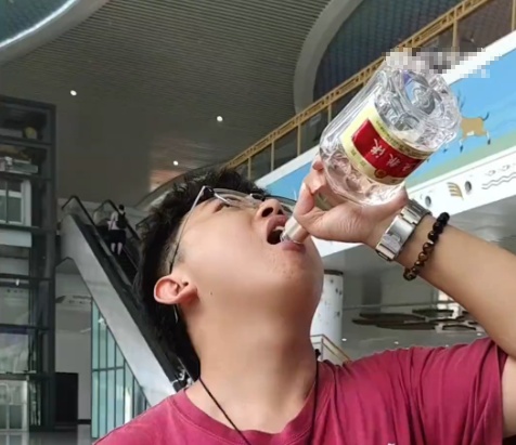 男生带已开封的五粮液上高铁被拦当场喝完！12306回应