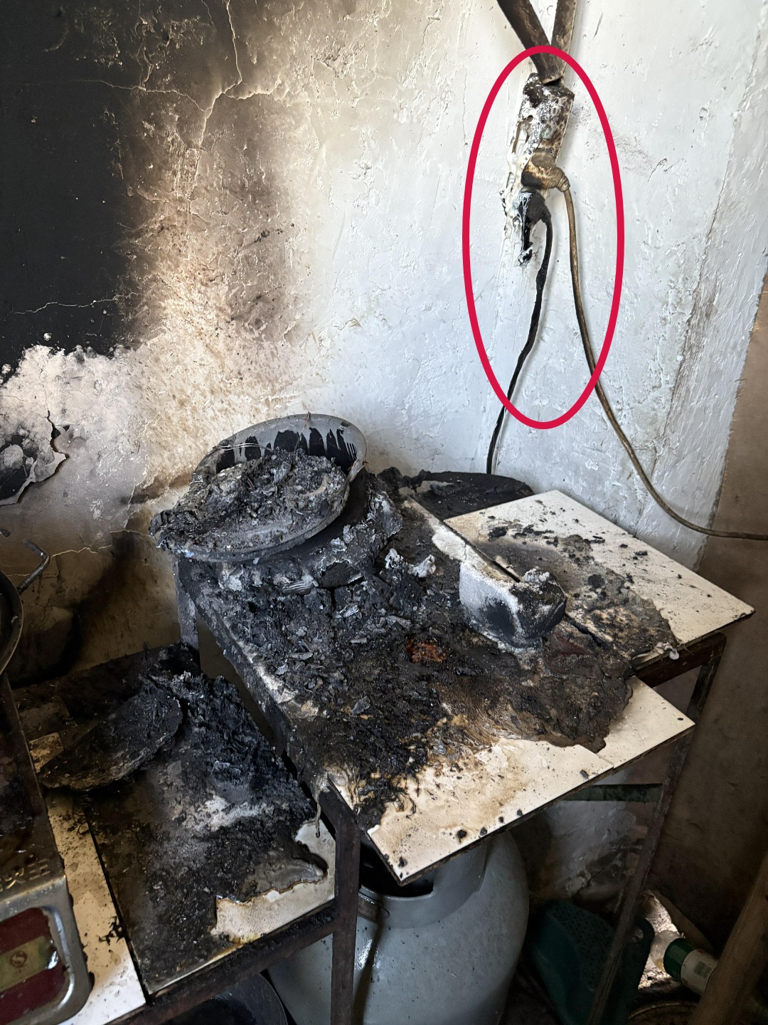 保温4小时,米饭变黑炭…… 保温4小时,米饭变黑炭……