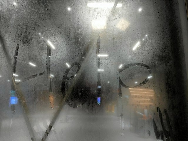 窗户上写着“救命”！大阪地铁瘫痪致3万人被困世博会场，36人中暑送医