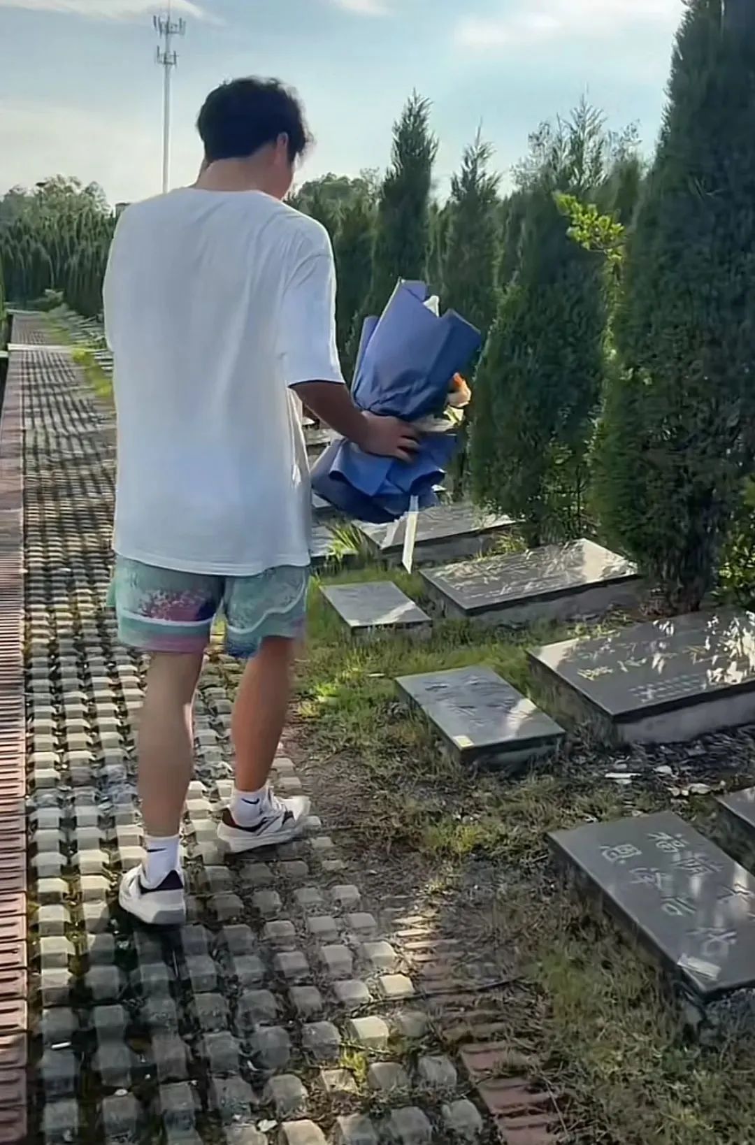 带妈妈照片进考场的少年,传来好消息! 带妈妈照片进考场的少年,传来好消息!