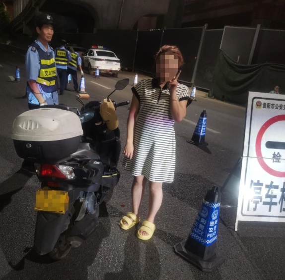 贵阳一对夫妻醉驾双双被查，面对交警竟还比“耶”？声称“压力太大了…”