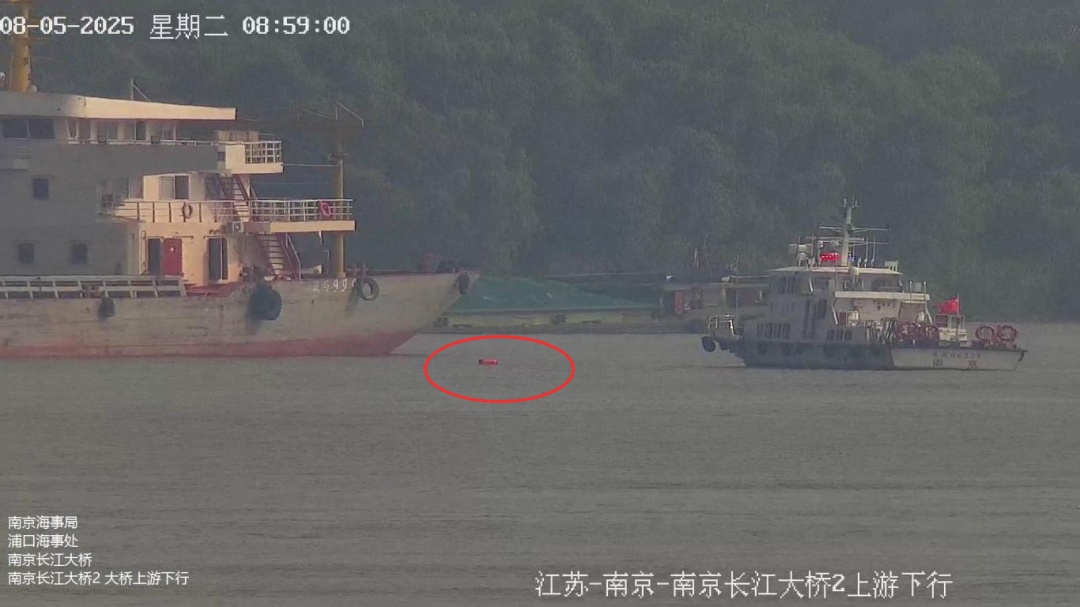 男子长江“野泳”，迫使10多艘船舶大角度转向