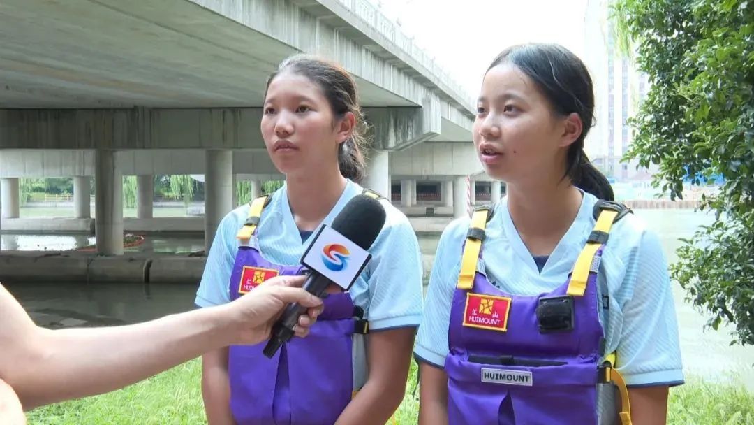 情况危急！三名14岁学生和一名42岁工人，先后跳入河中救人
