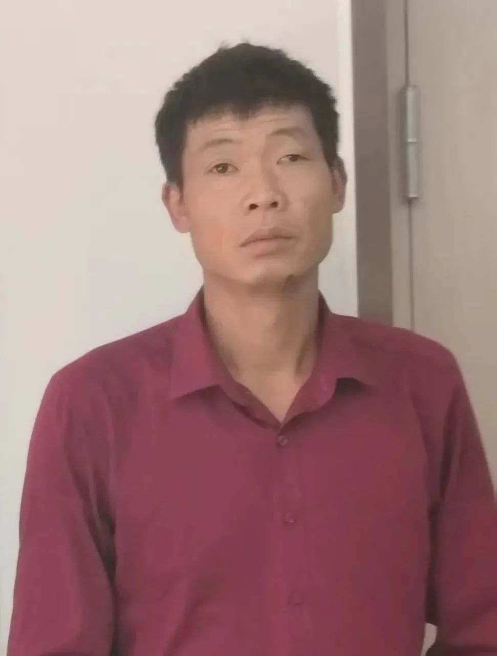 情况危急！三名14岁学生和一名42岁工人，先后跳入河中救人